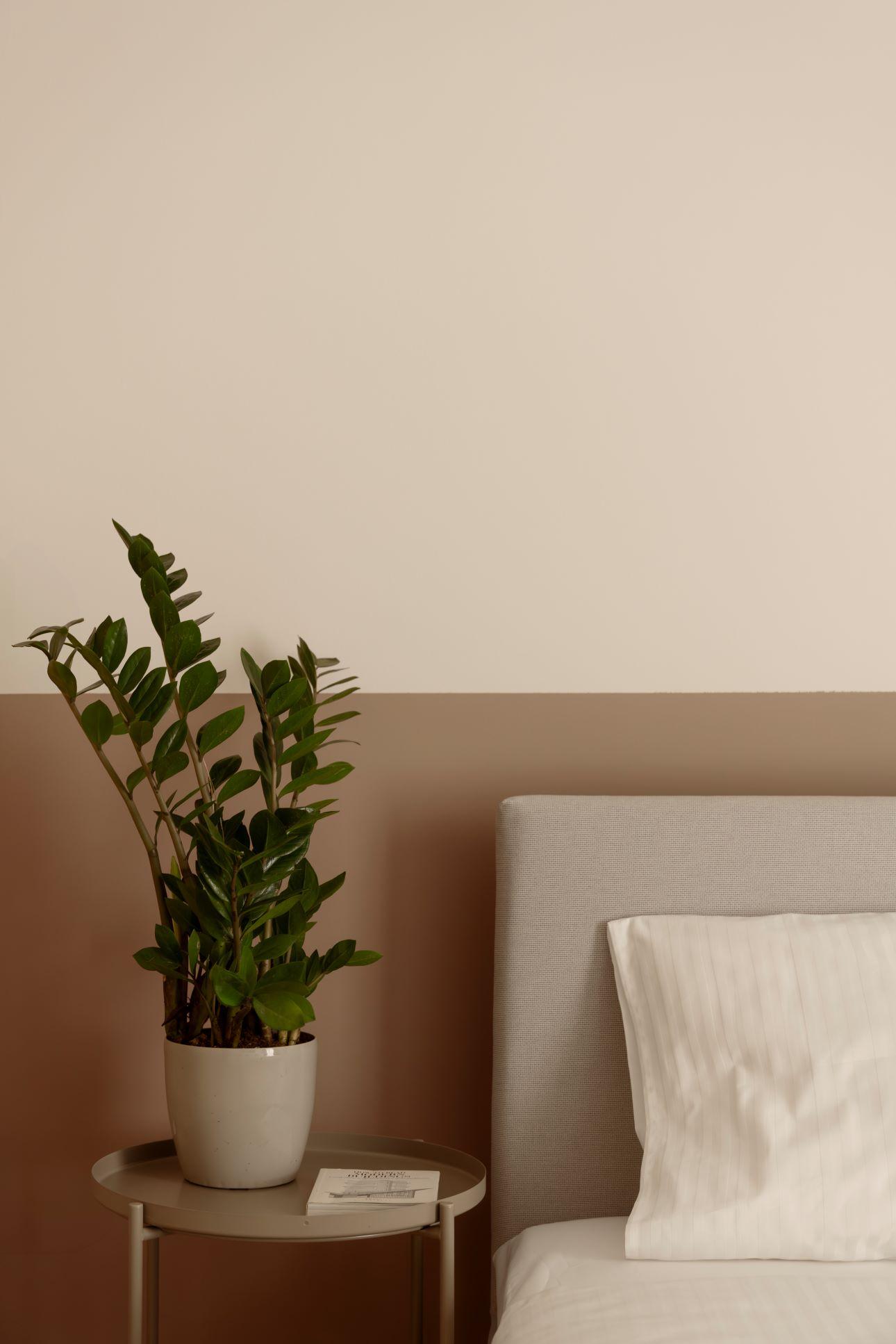 Λεπτομέρεια της κρεβατοκάμαρας που έχει dusty pink αποχρώσεις/ Φωτογραφία: Σοφία Παράσχη 