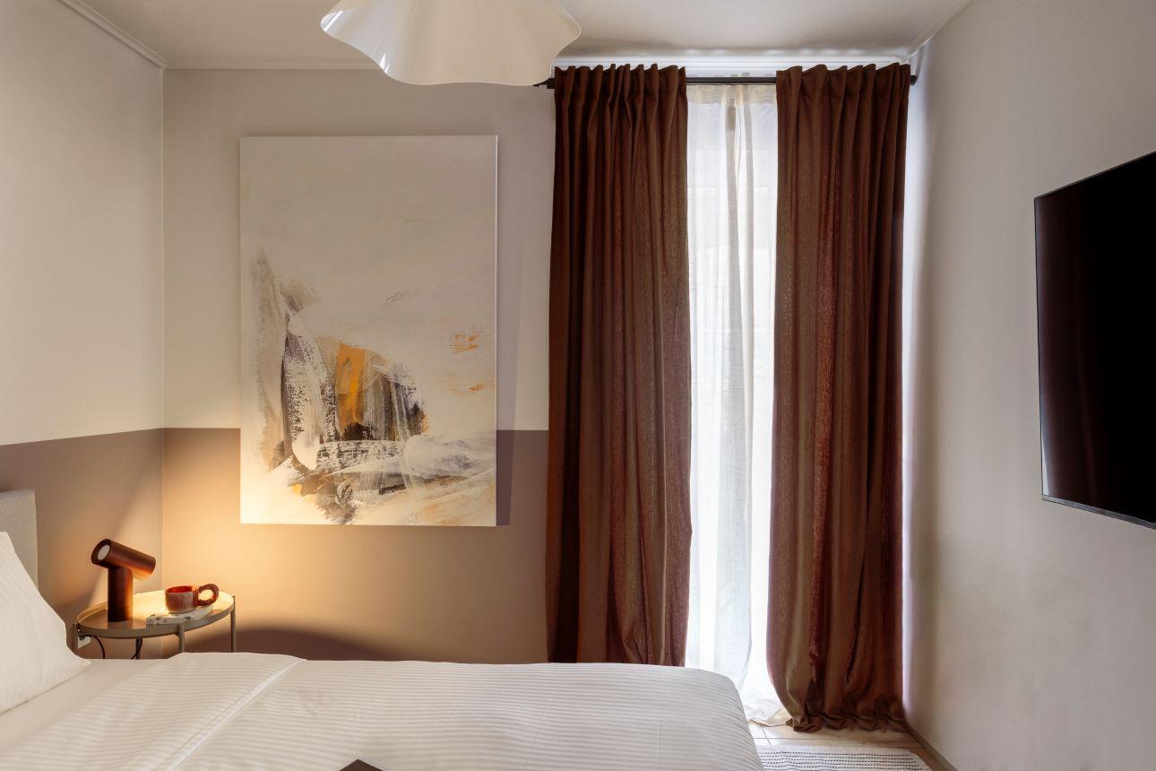 Οι κουρτίνες επιλέχθηκαν για να λειτουργούν ως φίλτρο φωτός/ Φωτογραφία: Σοφία Παράσχη