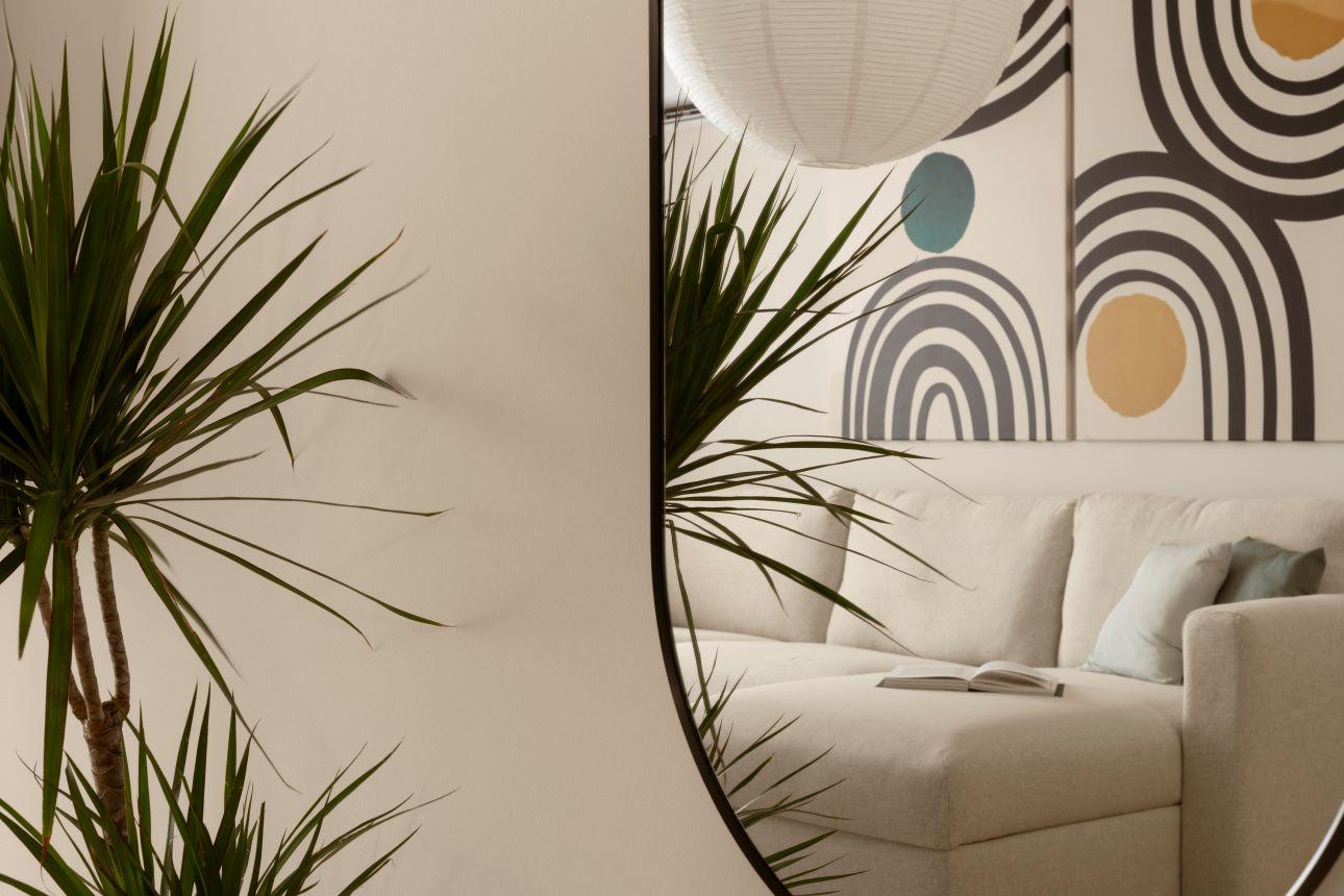 Ο ολόσωμος καθρέφτης της εισόδου/ Φωτογραφία: Σοφία Παράσχη 