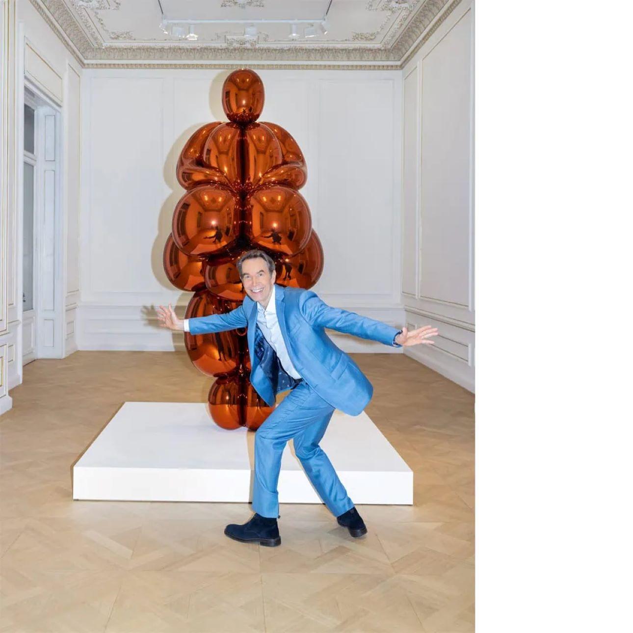 O Jeff Koons με το έργο του  Balloon Venus Lespugue (Orange)  στο Μουσείο Κυκλαδικής ΤέχνηςΦωτoγραφία: Πάρις Ταβιτιάν © Μουσείο Κυκλαδικής Τέχνης 