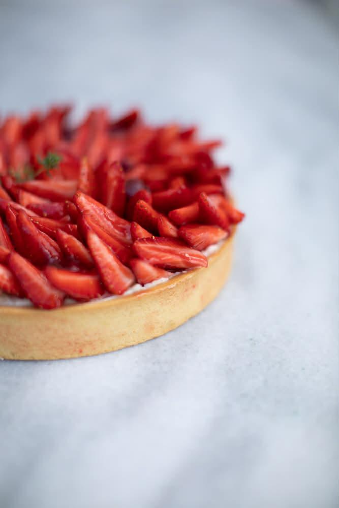 Tάρτα με μαστίχα Χίου, λευκή σοκολάτα και φράουλες / Φωτογραφία: Κατερίνα Λίβα