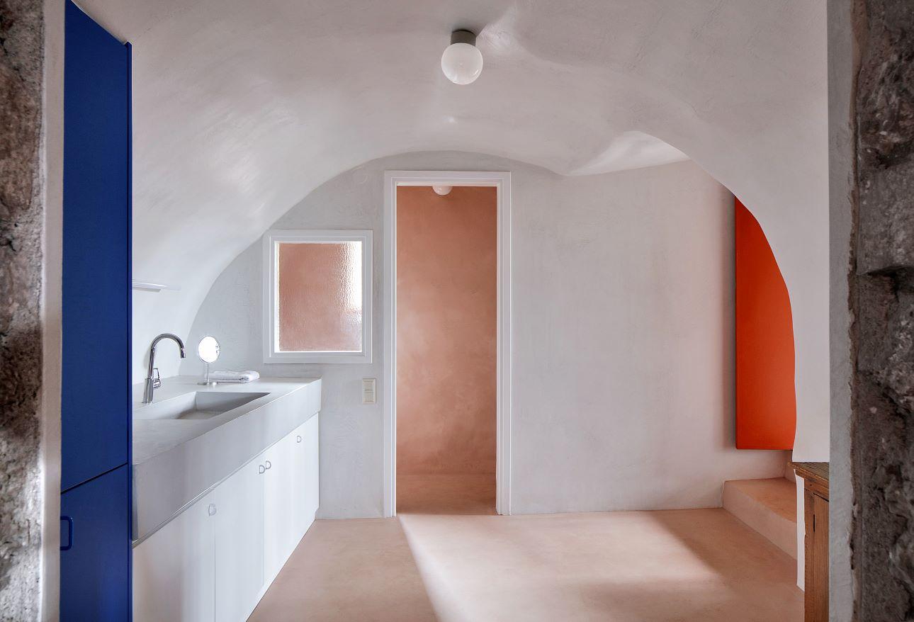 Το μπάνιο της πετρόχτιστης κατοικίας/ Φωτογραφία: Filip Dujardin