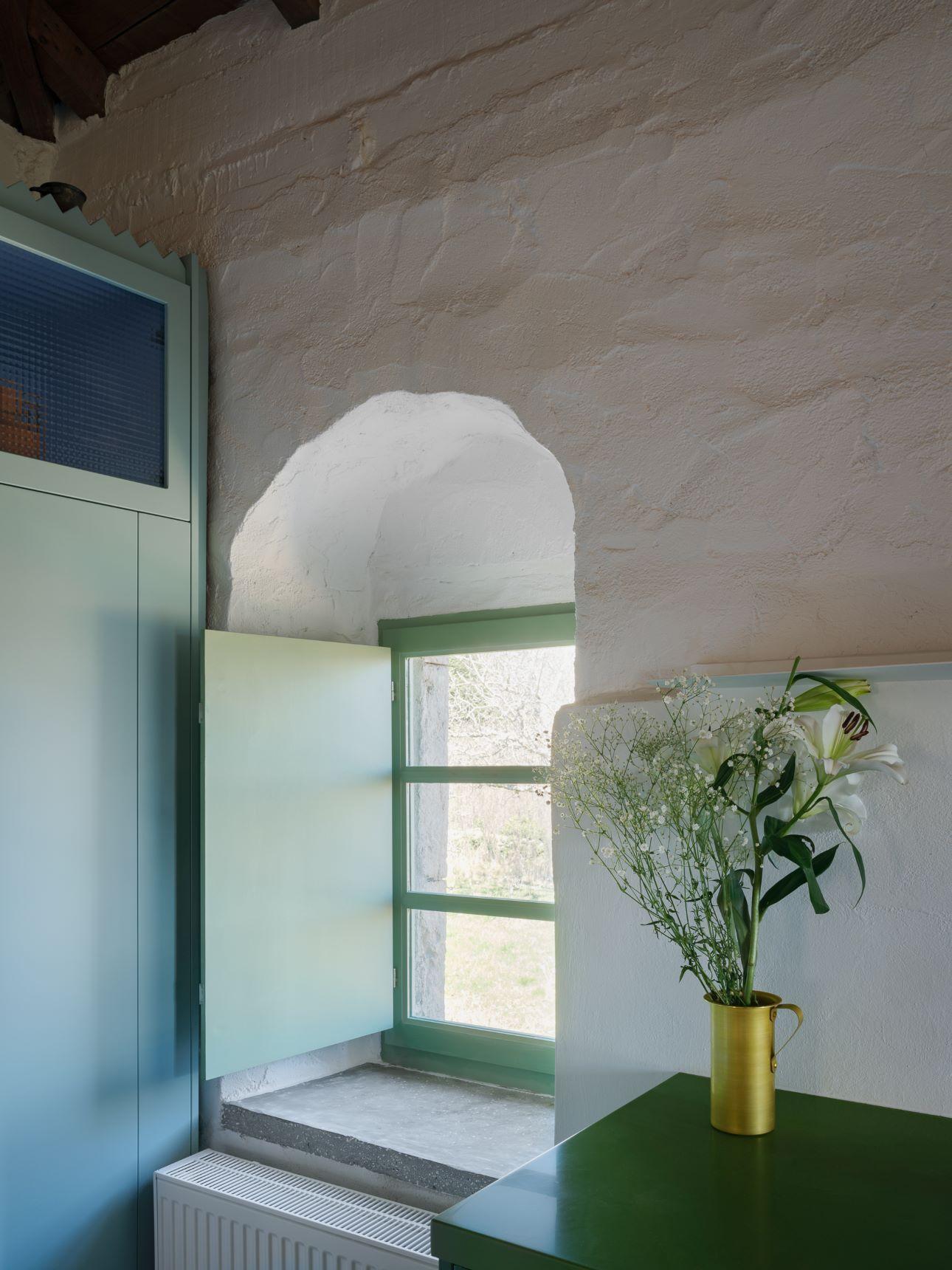 Το μικρό παράθυρο της κουζίνας/ Φωτογραφία: Filip Dujardin