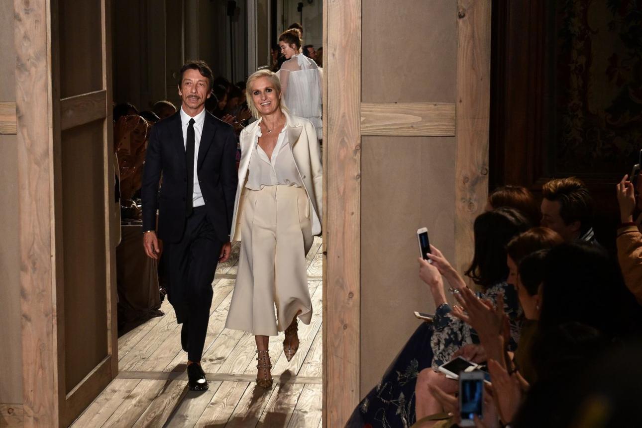 Η Maria Grazia Chiuri και ο Pierpaolo Piccioli στο φινάλε του Valentino fall-winter 2016-2017/Φωτογραφία: AP Images