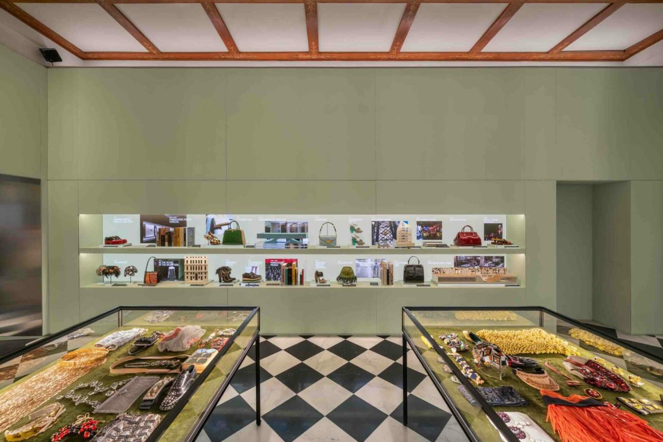 Το Pradasphere, ο πρώτος μόνιμος εκθεσιακός χώρος της Prada, παρουσιάζει κομμάτια και αρχειακό υλικό από την ιστορία του ιταλικού οίκου./ Courtesy of Prada