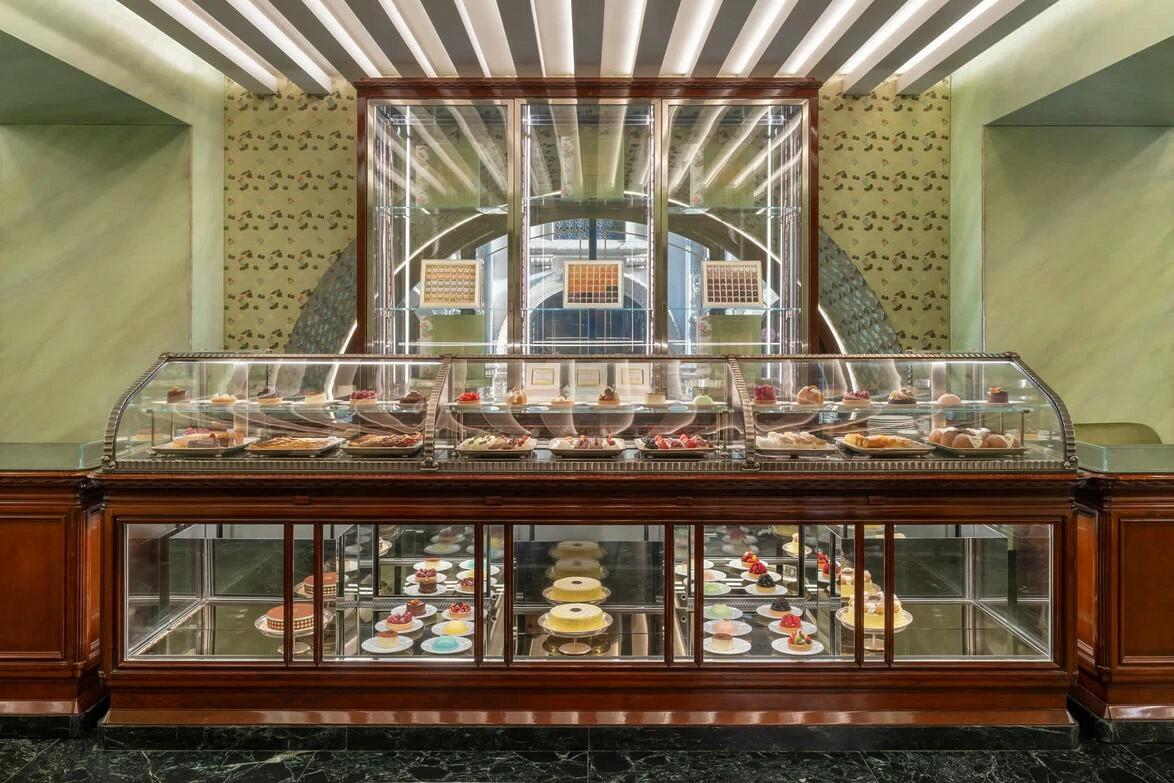 Η ιστορική Marchesi 1824 στον ημιώροφο της νέας Prada Galleria, με τις χαρακτηριστικές πράσινες αποχρώσεις και τις κομψές ξύλινες βιτρίνες./ Courtesy of Prada
