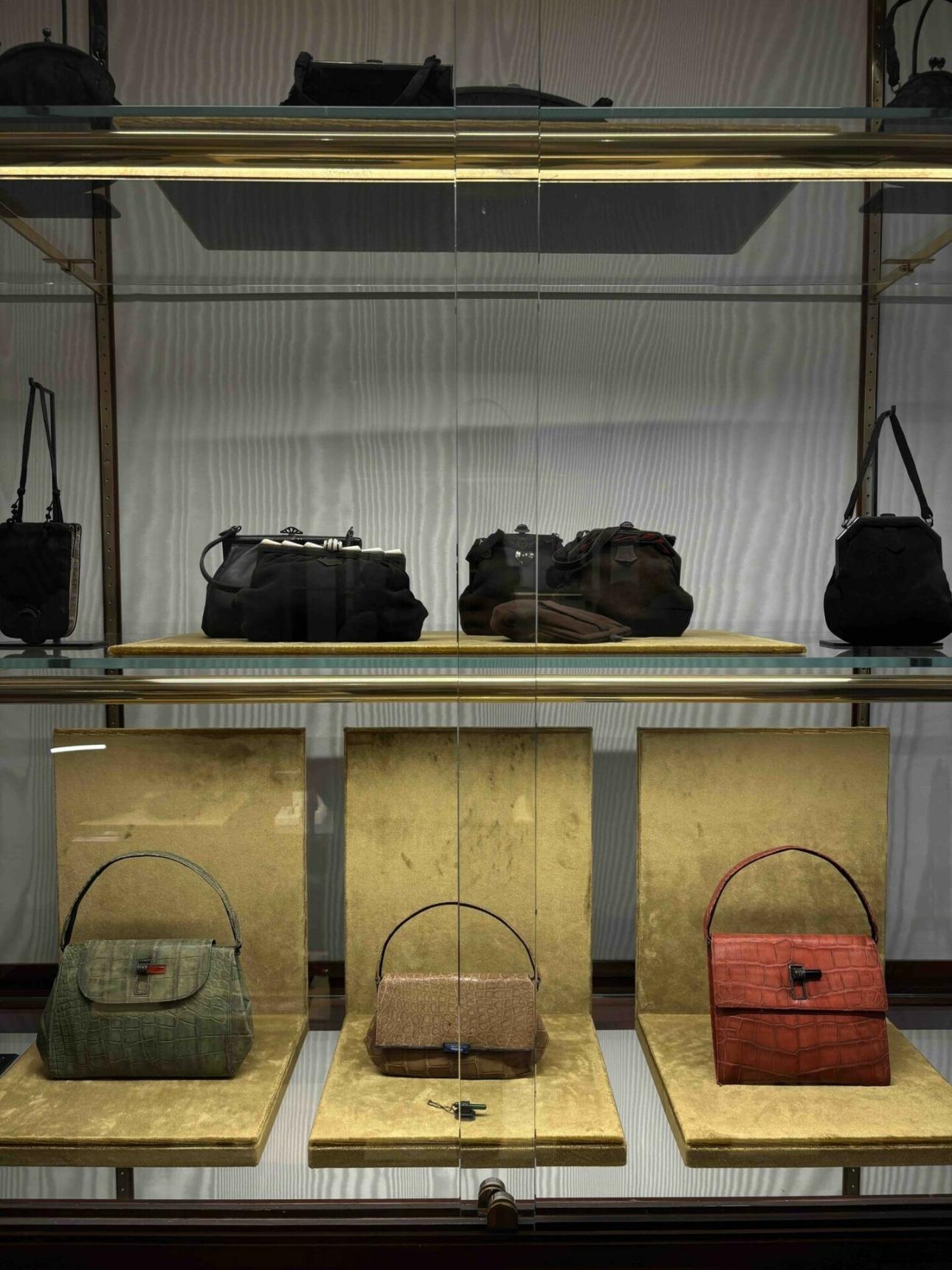 Τσάντες από το αρχείο της Prada εκτίθενται στο Pradasphere, φωτίζοντας διαφορετικές περιόδους της σχεδιαστικής ιστορίας του οίκου./ Courtesy of Prada