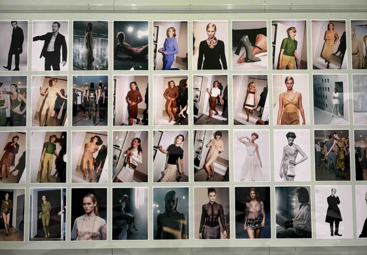 Φωτογραφίες από διαφορετικές εποχές της Prada συνθέτουν ένα οπτικό αρχείο της δημιουργικής πορείας του οίκου στο Pradasphere./ Courtesy of Prada