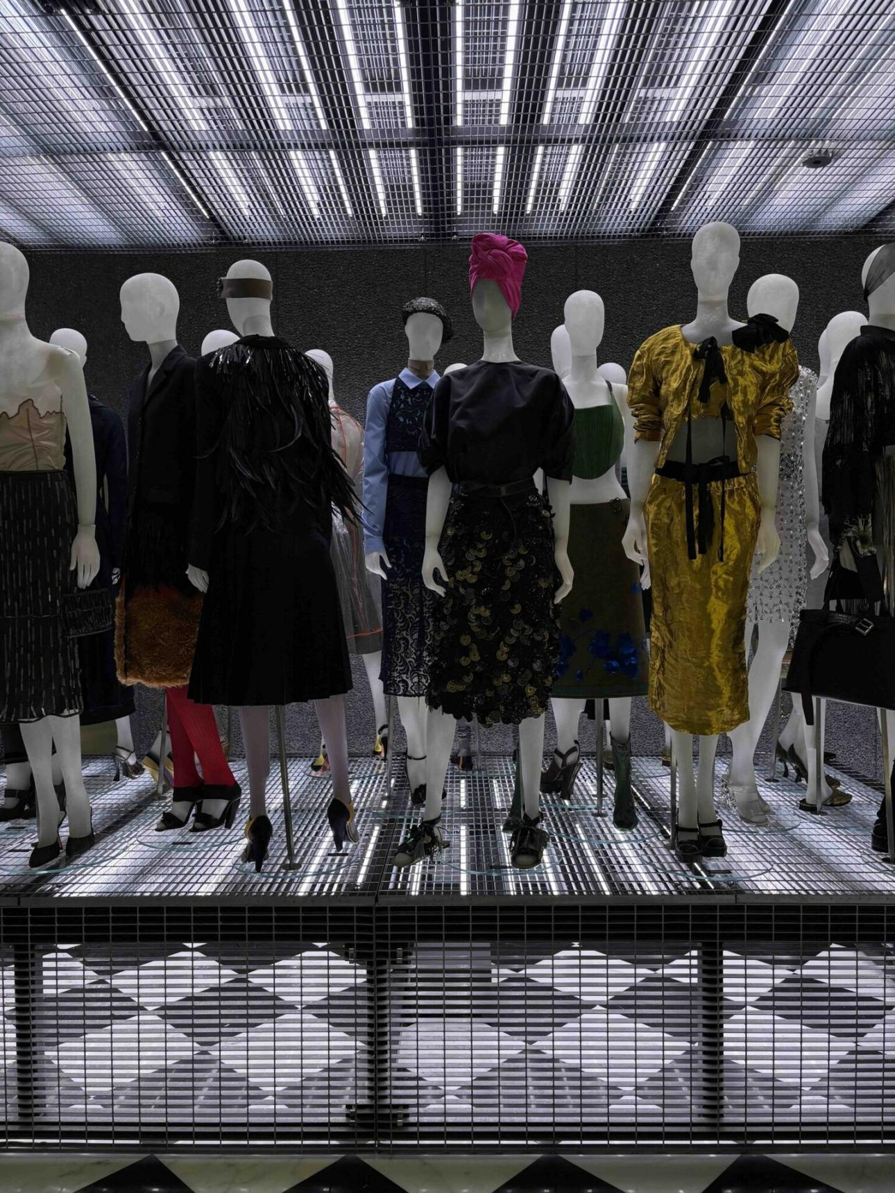 Εμβληματικά looks από το αρχείο της Prada συγκεντρώνονται στο Pradasphere, αποτυπώνοντας διαφορετικές περιόδους της σχεδιαστικής ιστορίας του οίκου./ Courtesy of Prada