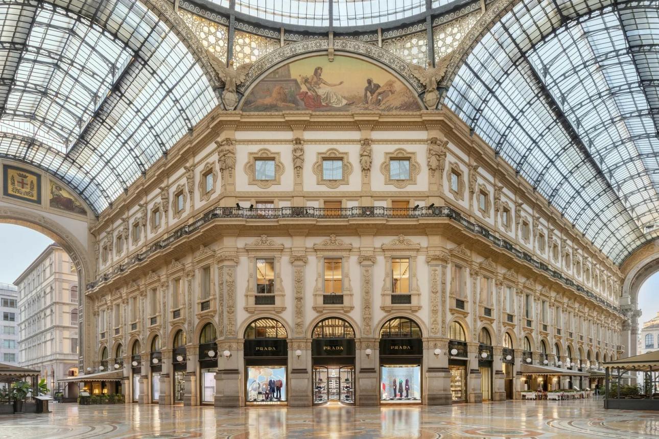 Η Prada Galleria βρίσκεται στην ιστορική Galleria Vittorio Emanuele II του Μιλάνου, στο σημείο όπου ο οίκος άνοιξε το πρώτο του κατάστημα το 1913./ Courtesy of Prada