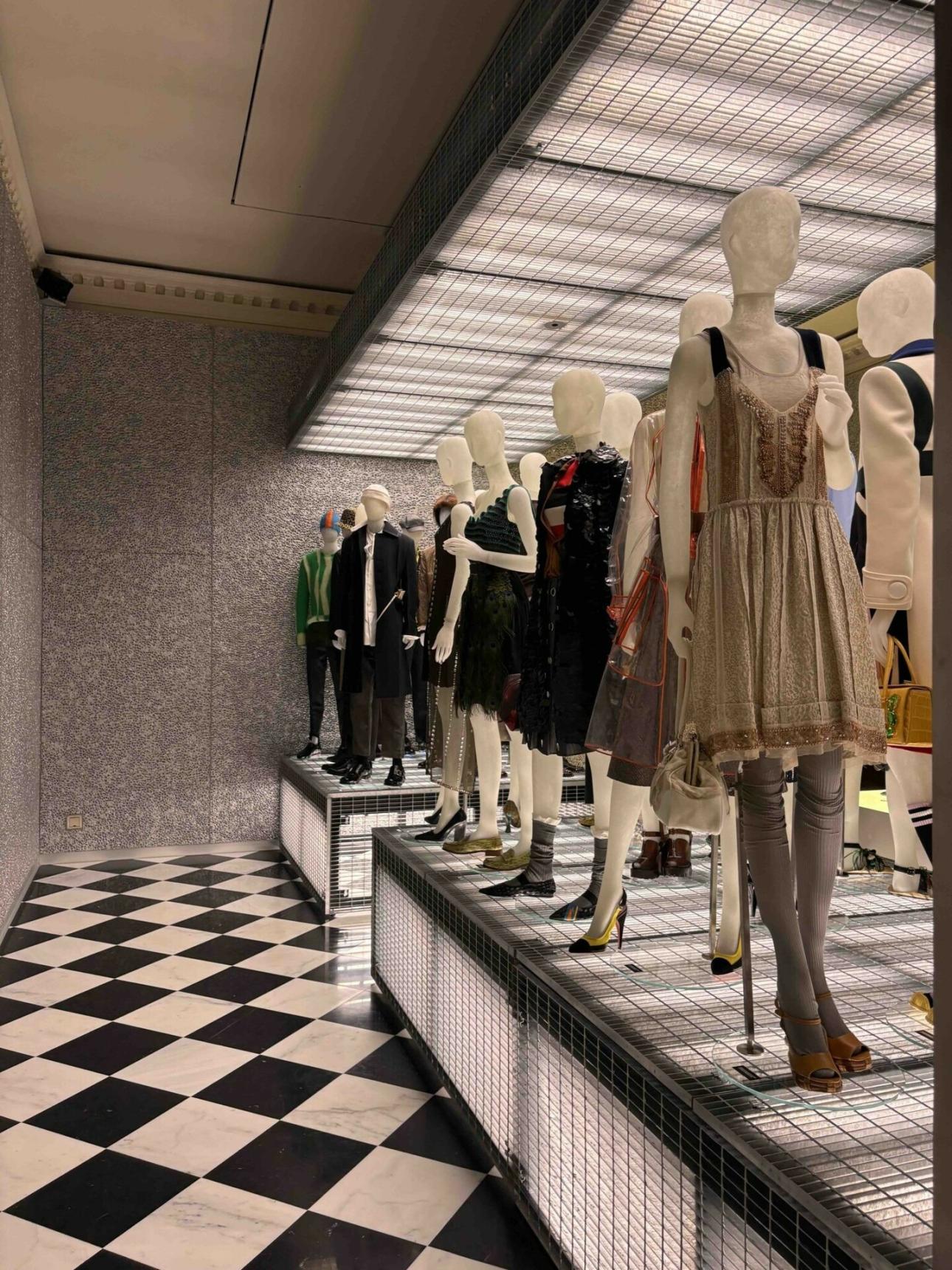 Looks και αξεσουάρ από το αρχείο της Prada παρουσιάζονται στο Pradasphere, σε μια διαδρομή μέσα στη δημιουργική ιστορία του οίκου./ Courtesy of Prada