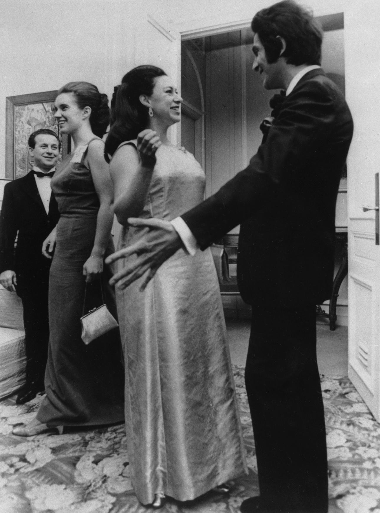 Η πριγκίπισσα Μαργαρίτα συνομιλεί με τον Ιταλό σχεδιαστή μόδας κατά τη διάρκεια μιας φιλανθρωπικής έκθεσης των δημιουργιών του/Φωτογραφία AP 