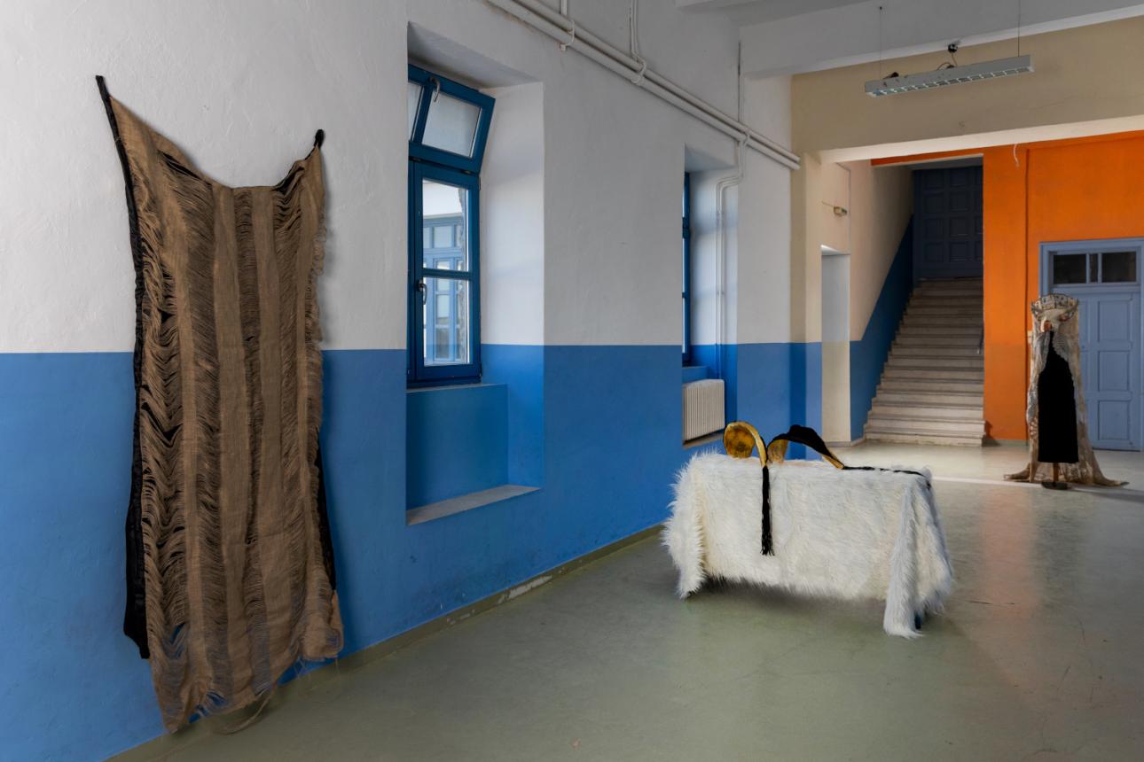  Άποψη της έκθεσης με τα έργα “ Something old, something borrowed”, “Επιστήθιο αποστήθισης”, “ VOOS σάιμποργκ” 