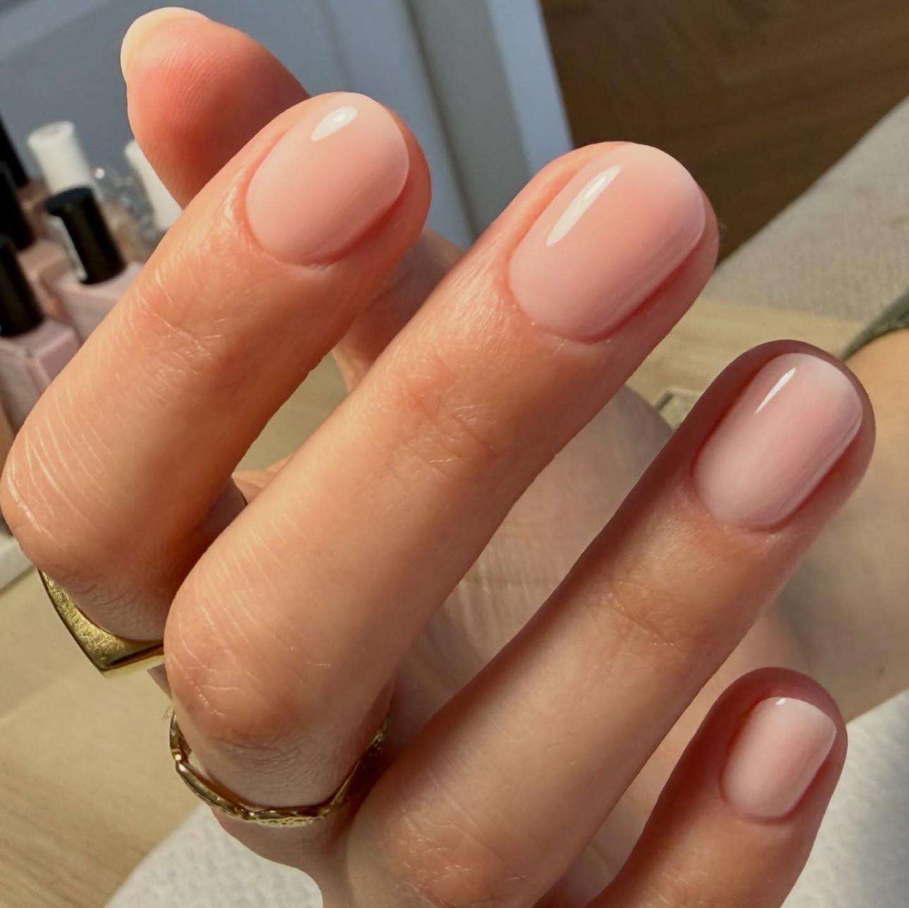 Φωτογραφία/ Instagram: @almond_sarasa_nails
