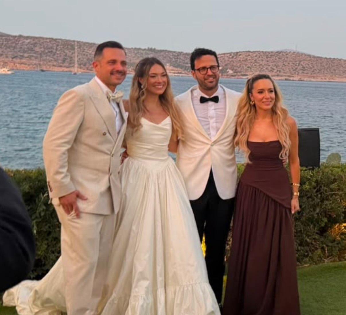 Η Καλομοίρα ,ο Γιώργος Μπούσαλης και οι νεόνυμφοι/ Φωτογραφία/ IG: @georgeboosalis