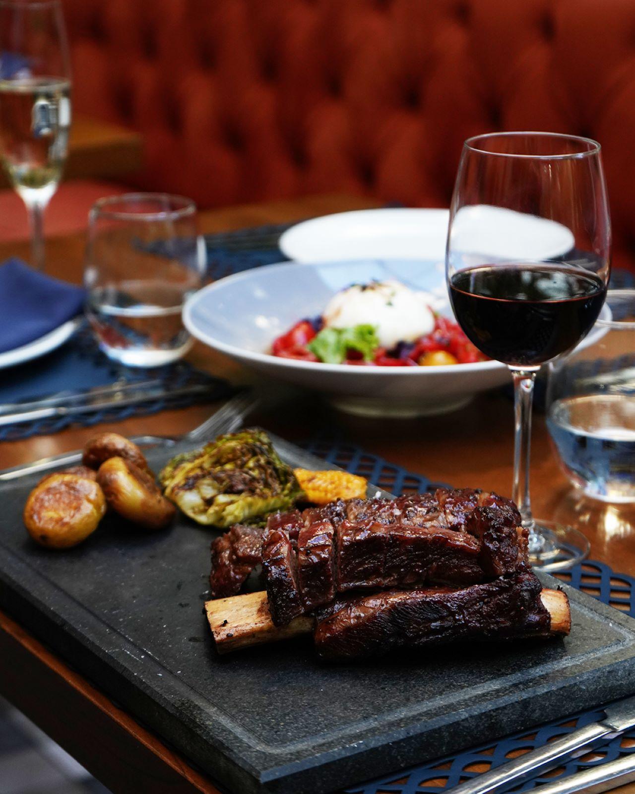 Short ribs -Ιδανική πρόταση για τη μέση να το απολαύσετε μαζί με κόκικνο κρασί