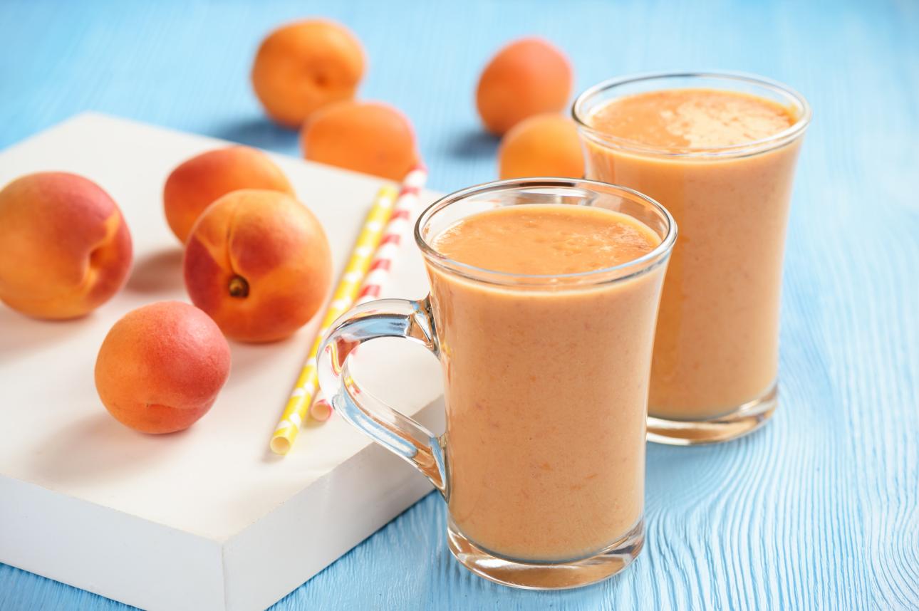 Smoothie με βερίκοκα, γιαούρτι και τζίντζερ / Φωτογραφία: Shutterstock
