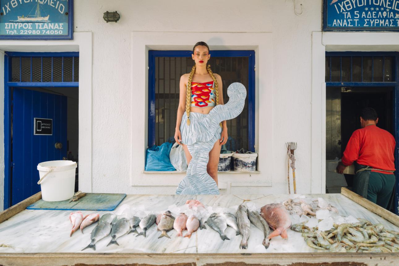  Έμπνευση από την Τήνο: πλισέ υφές και ζωγραφισμένα μοτίβα που θυμίζουν θαλάσσιες αφηγήσεις.