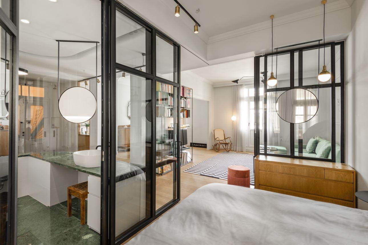 Τα γυάλινα διαχωριστικά ενισχύουν την αίσθηση συνέχειας στον χώρο/ Φωτογραφία: Kimberley Powell  