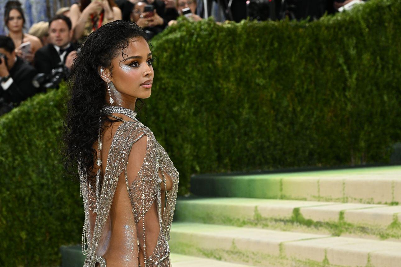   Η Tyla φτάνει στο The Metropolitan Museum of Art's Costume Institute  benefit gala για την έναρξη της Έκθεσης "Costume Art" τη Δευτέρα 4  Μαΐου, 2026, στην Νέα Υόρκη. (Photo credit: Evan Agostini/Invision/AP) 