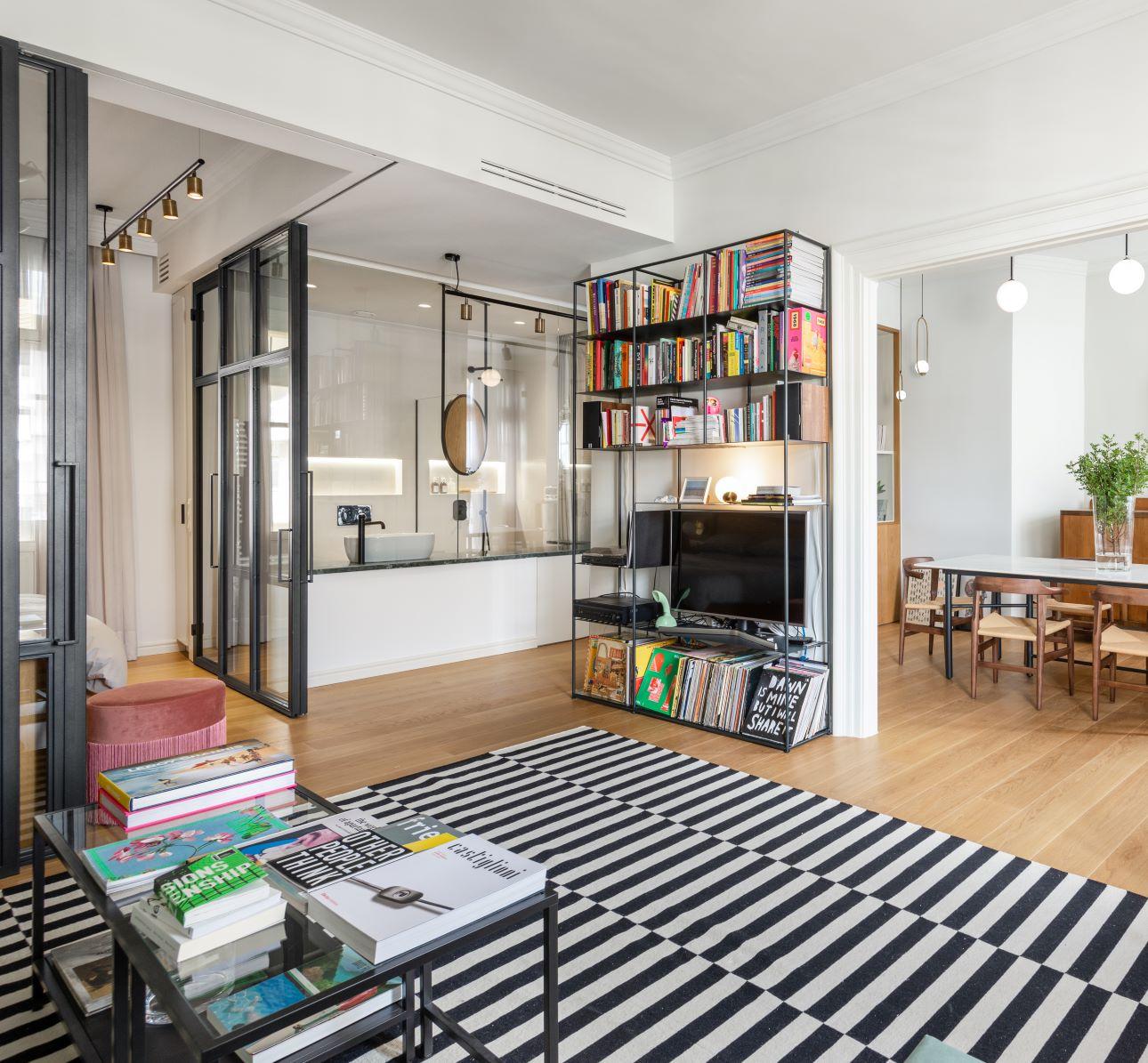 Το Transparent Apartment είναι μια παρέμβαση σε διατηρητέο του 1930 που επανασυστήνει την έννοια της ιδιωτικότητας μέσα σε ένα ιστορικό κέλυφος/ Φωτογραφία: Kimberley Powell  