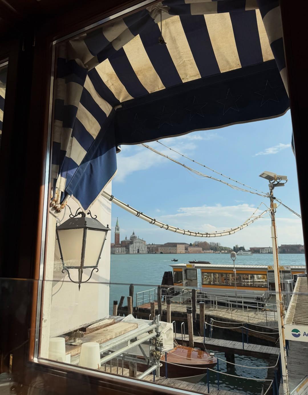 Στάση με θέα στην πόλη/ @konstantinaspyropoulou