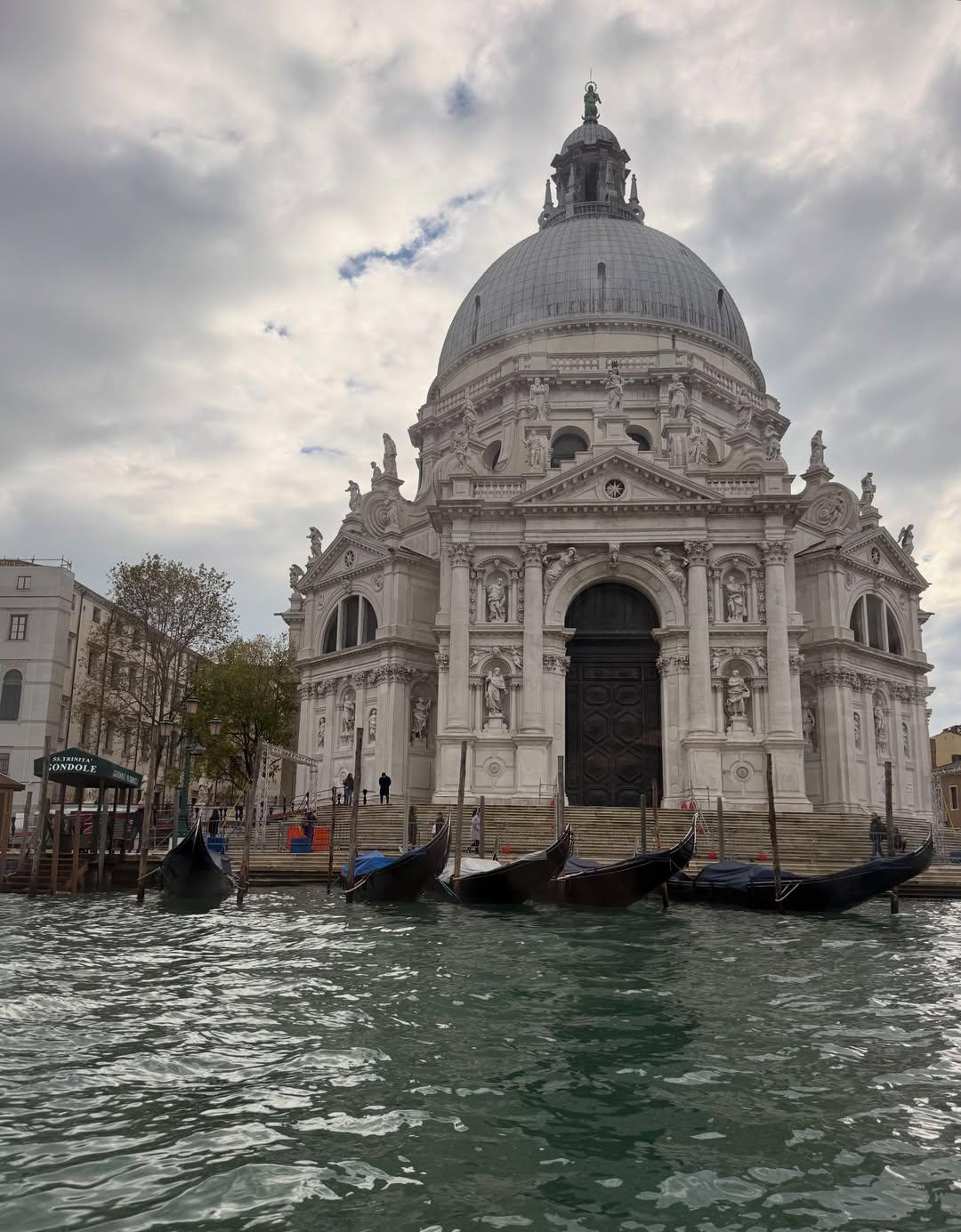 Basilica di Santa Maria della Salute/ @konstantinaspyropoulou