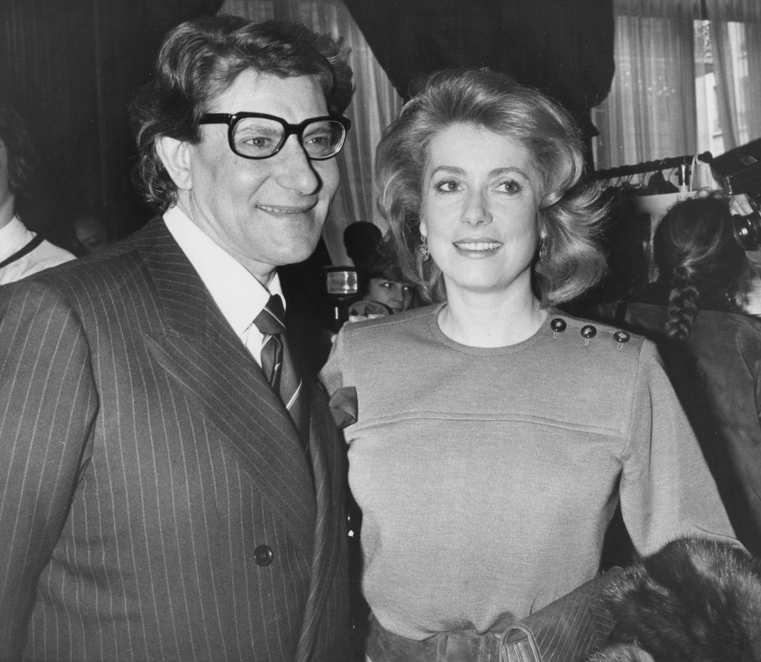  Yves Saint Laurent με την Catrine Deneuve/ Φωτογραφία: AP Images  