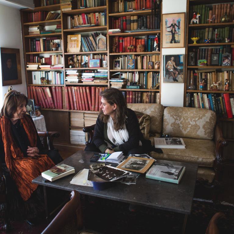 Η Μαρίνα Καραγάτση με την Μυρτώ Λοβέρδου/ Φωτογραφία: Παναγιώτης Μάλλιαρης για το Bovary 