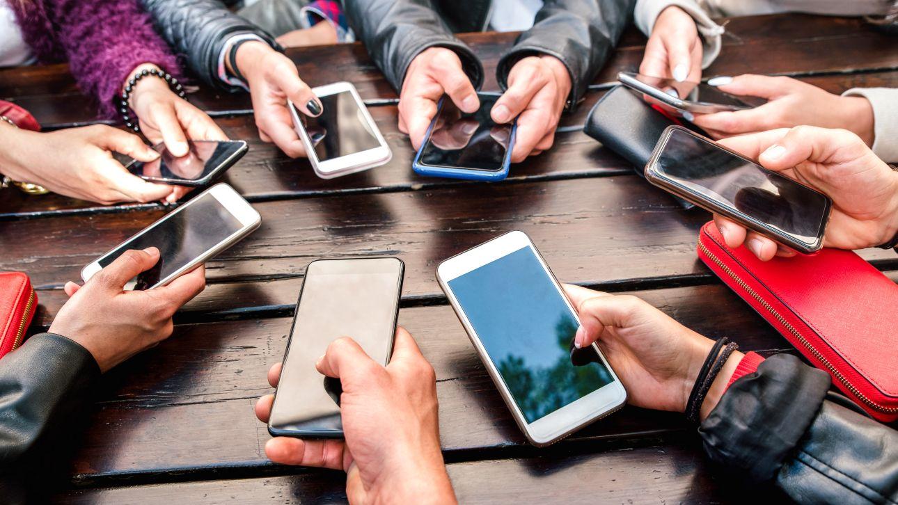Καταφεύγουμε στα social media όταν θέλουμε να παρακάμψουμε την επίπονη ψυχική εργασία που απαιτεί το πένθος μιας απώλειας/ Φωτογραφία: Shutterstock