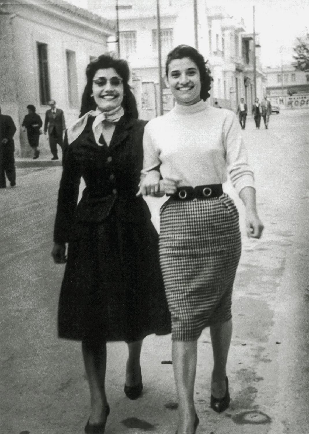 Η Μαρινέλλα με την αδελφή της τη δεκαετία του 1950 / Facebook/Marinella