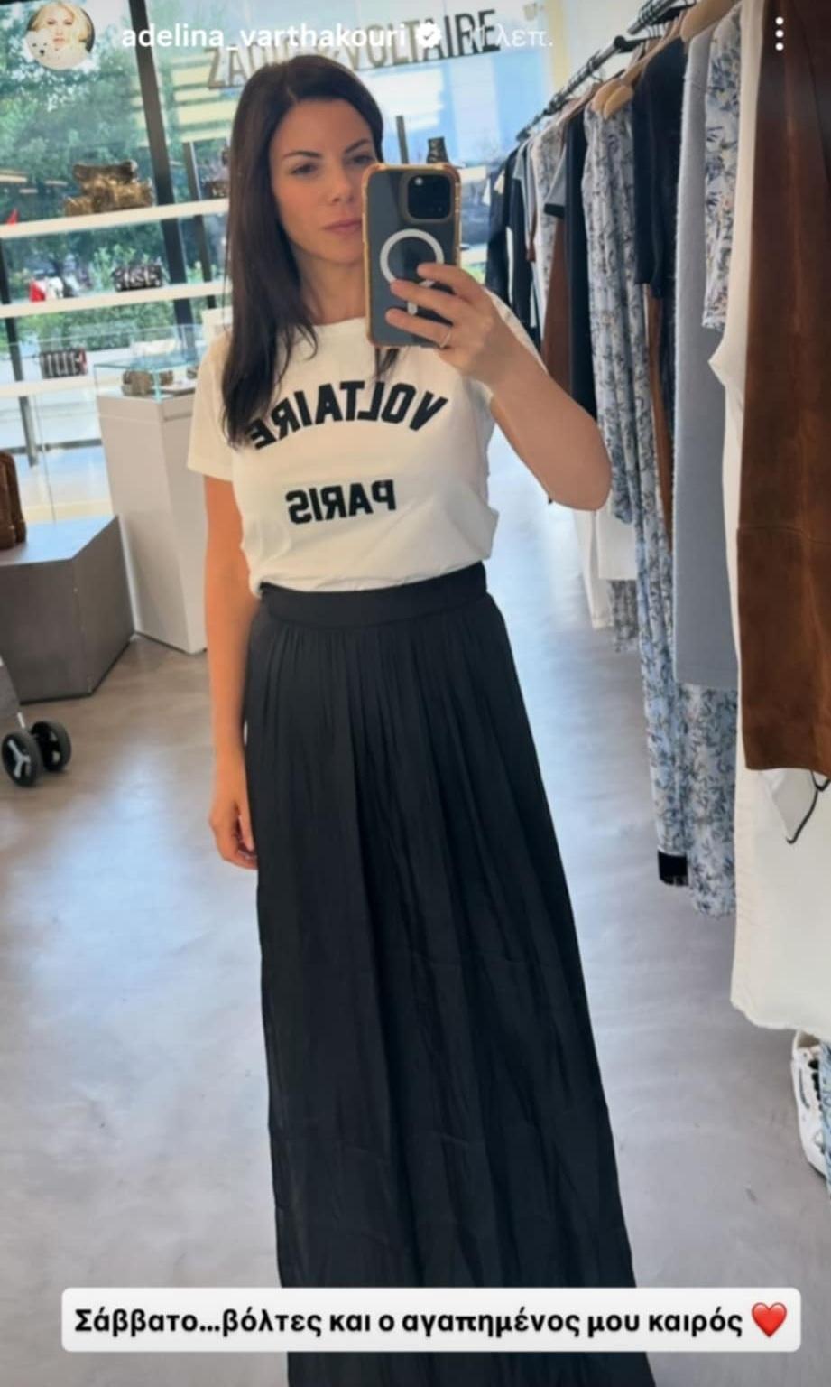 Casual chic εμφάνιση σε τόνους που της ταιριάζουν.