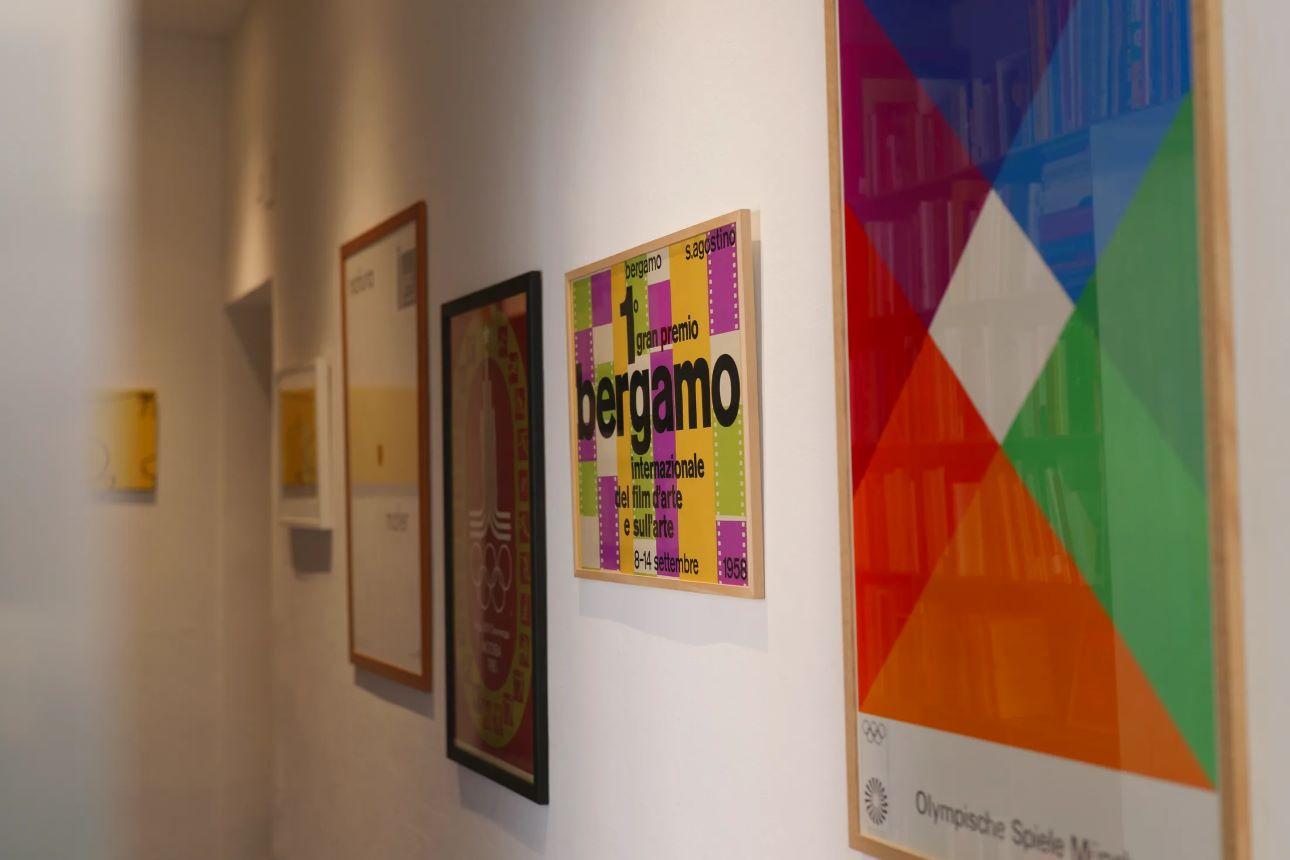 Διακόσμηση με αφίσες στο διάδρομο του σπιτιού/ Φωτογραφία: Associates Architecture      