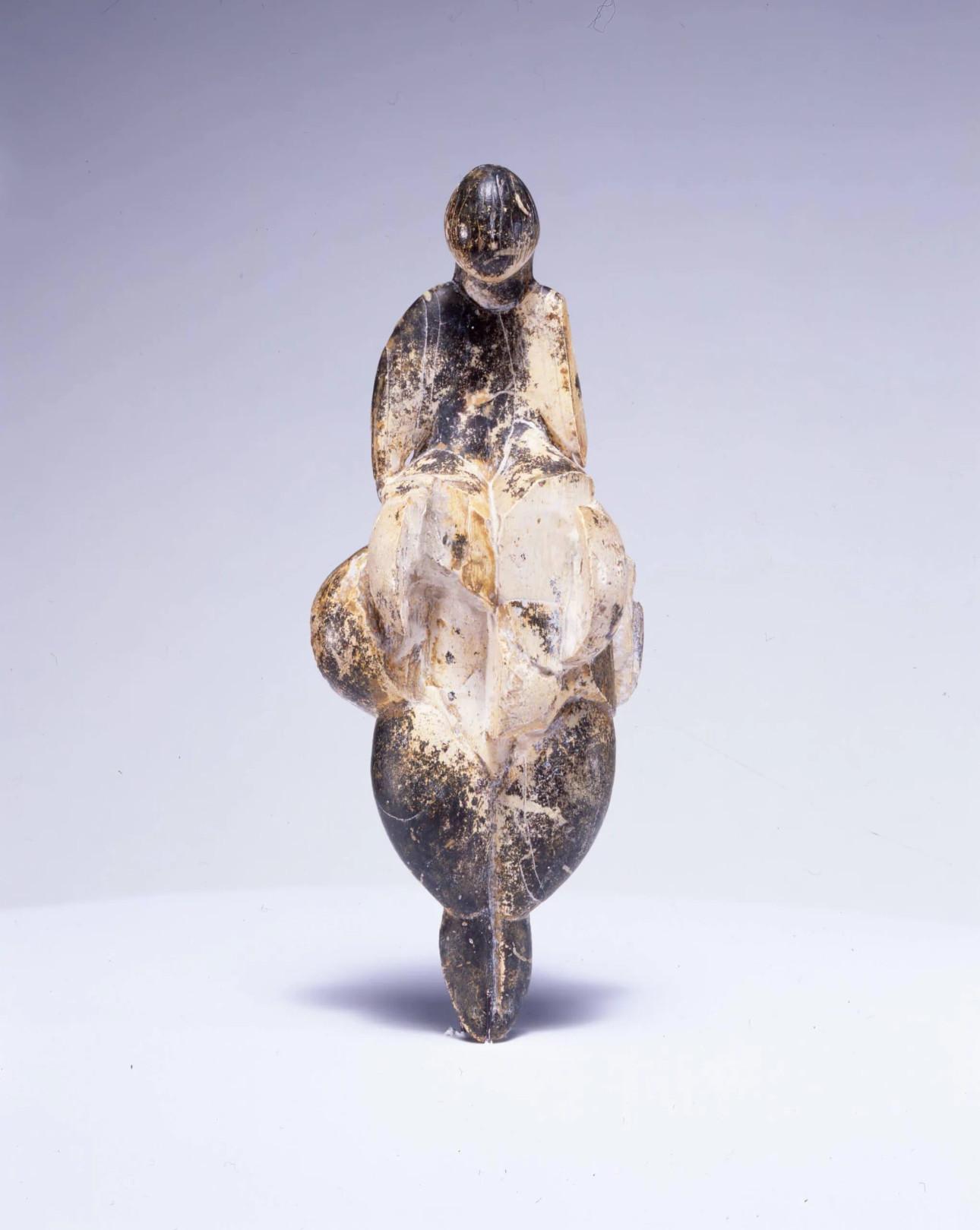 Αφροδίτη του Lespugue περ. 28.000 π.Χ. χαυλιόδοντας μαμούθ 14,7 x 6 x 3,6 εκ. Muséum national d’histoire naturelle, Paris © MNHN – J.C Domenech, Musée de l’Homme  