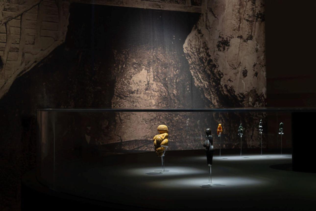 Γενική άποψη της έκθεσης Jeff Koons: «Aφροδίτη» του Lespugue/ Φωτογραφία: Πάρις Ταβιτιάν © Μουσείο Κυκλαδικής Τέχνης 