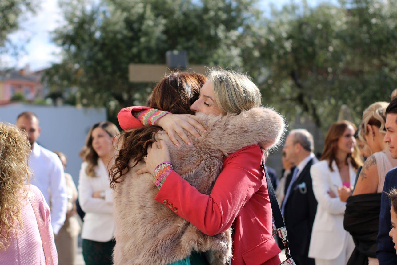 Φίλες αγκαλιάζονται / Unsplash