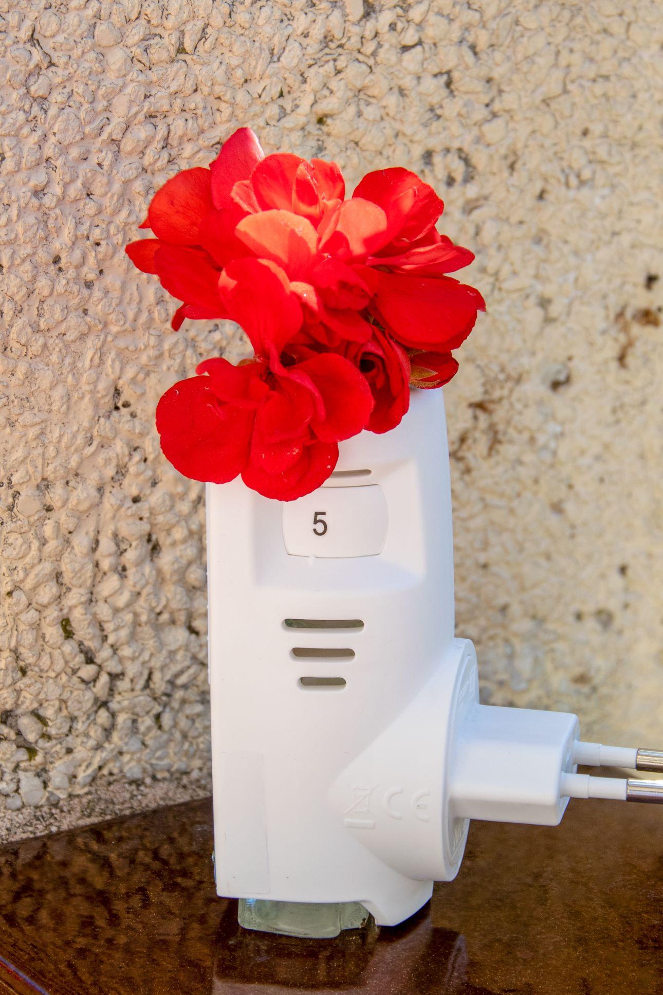 Συσκευή αρωματικού χώρου που μπαίνιε στην πρίζα/ Φωτογραφία: Shutterstock