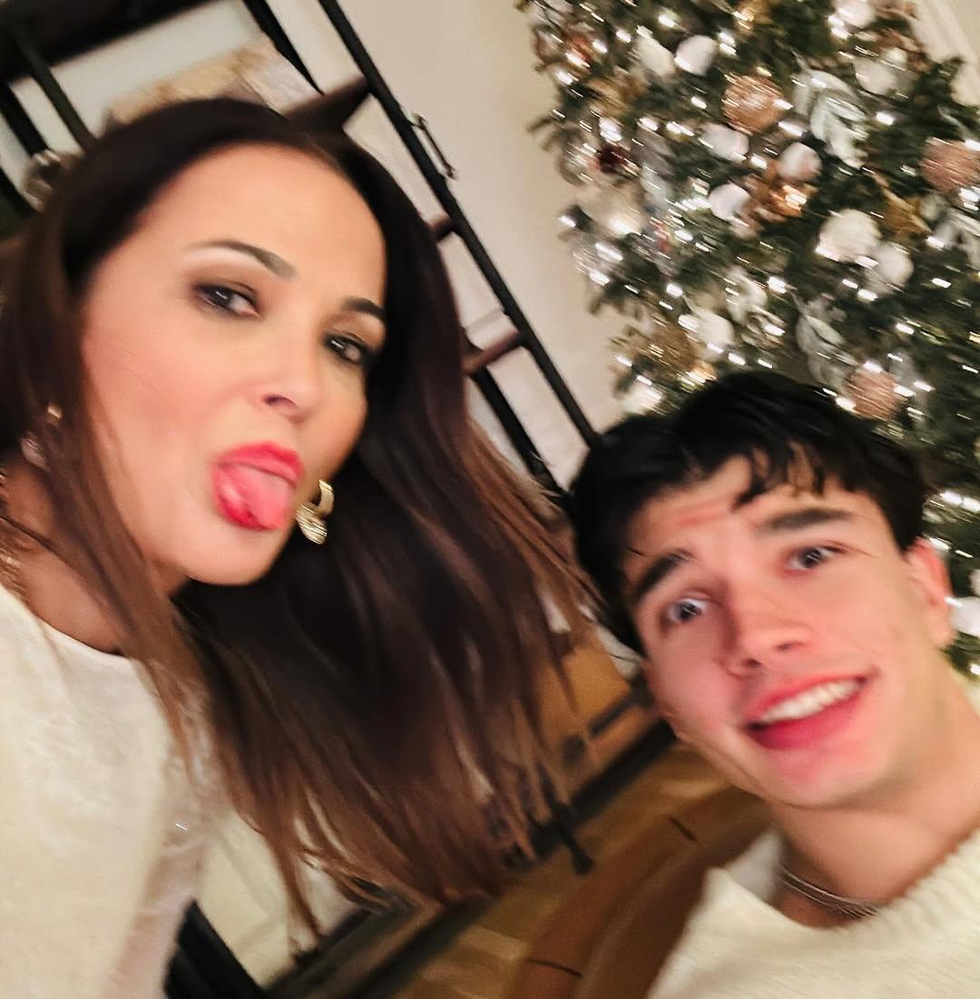 Ο Αντρέι Στογιάκοβιτς με τη μητέρα του, Αλέκα Καμηλά/ @alekakamila