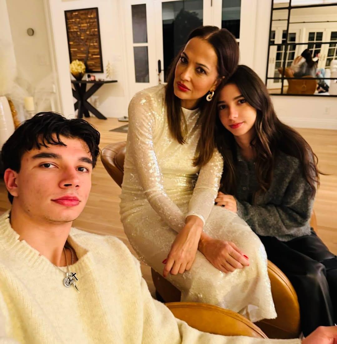 Ο Αντρέι και η Μίλα Στογιάκοβιτς με τη μητέρα τους, Αλέκα Καμηλά/ @alekakamila