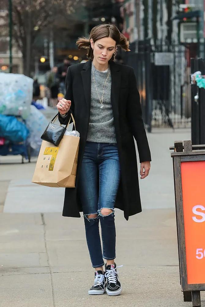 Η Alexa Chung με γκρι πουλόβερ/Φωτογραφία: Getty