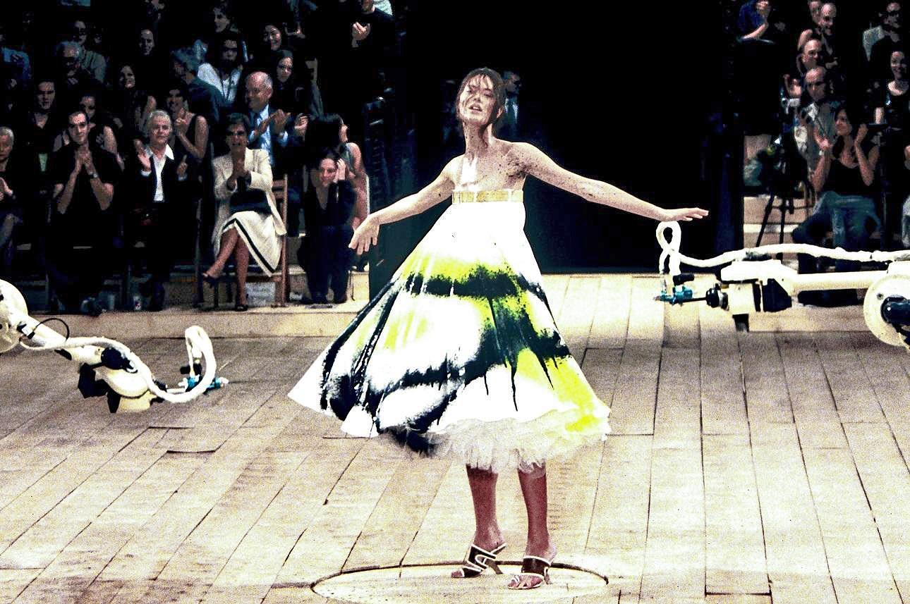 Η Σάλομ Χάρλοου στην επίδειξη μόδας του Alexander McQueen S/S 1999/ Getty/ Ideal Image