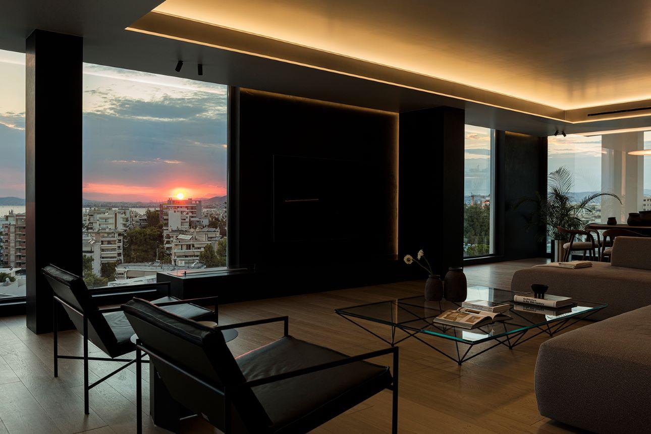 Το ηλιοβασίλεμα όπως φαίνεται μέσα από το διαμέρισμα/ Φωτογραφία: Γιώργος Κορδάκης