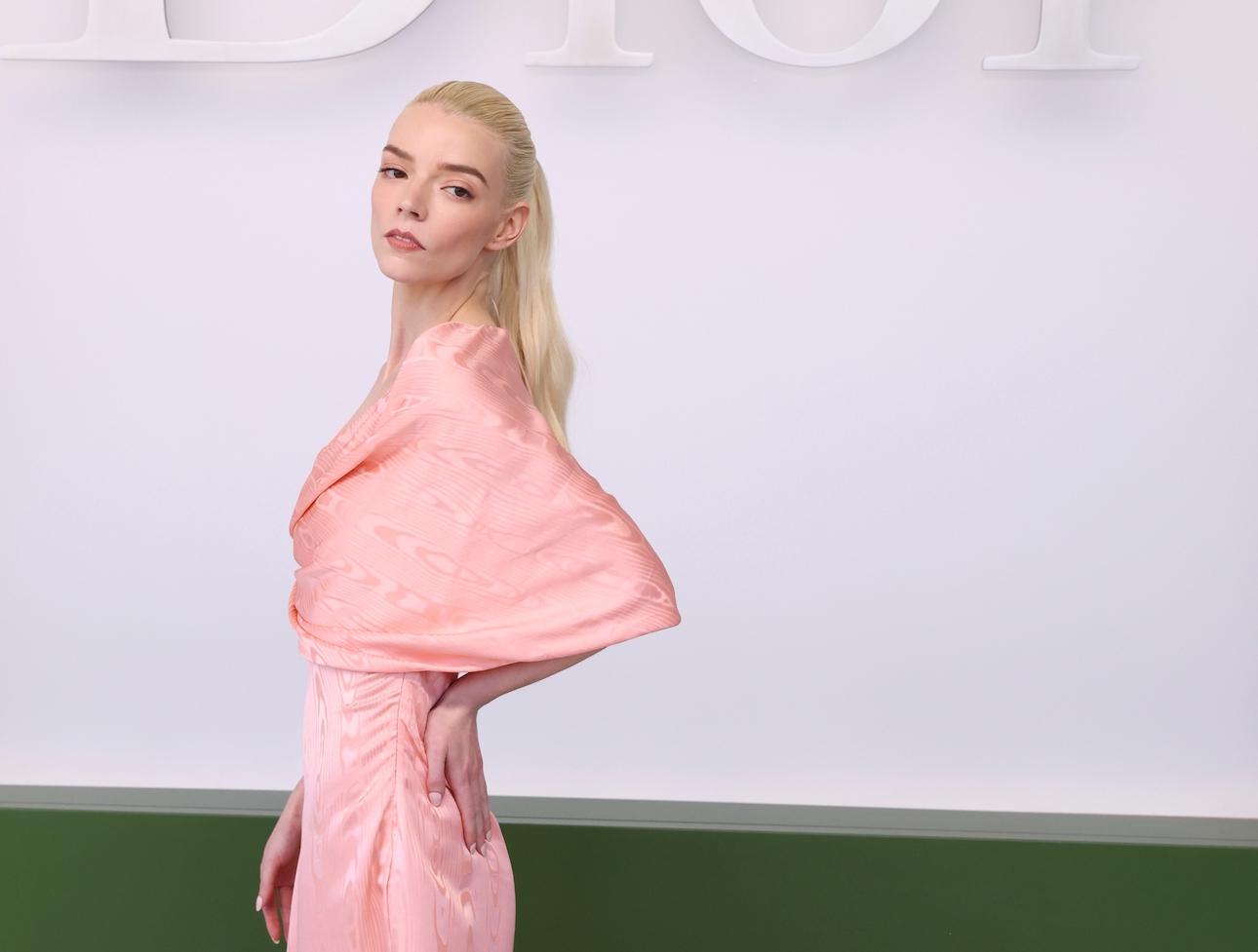 Η αλογοουρά της Άνια Τέιλορ Τζόυ είναι στο κέντρο του κεφαλιού και τονίζει τα έντονα ζυγωματικά της (photo credit: AP/Tom Nicholson)