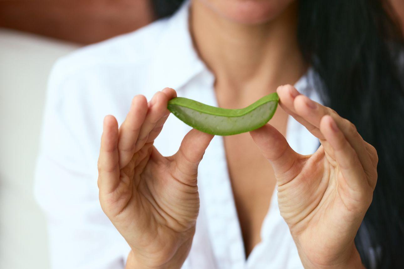  Η συνεχής χρήση του τζελ αλόης βέρα μπορεί να μαλακώσει την όψη των λεπτών γραμμών. Φωτογραφία: Shutterstock