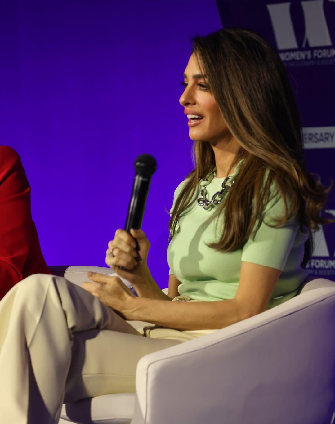 Η Αμάλ Κλούνεϊ μια μπλούζα σε φωτεινό πράσινο λάιμ/ Φωτογραφία: Instagram/ @dimitrishair 