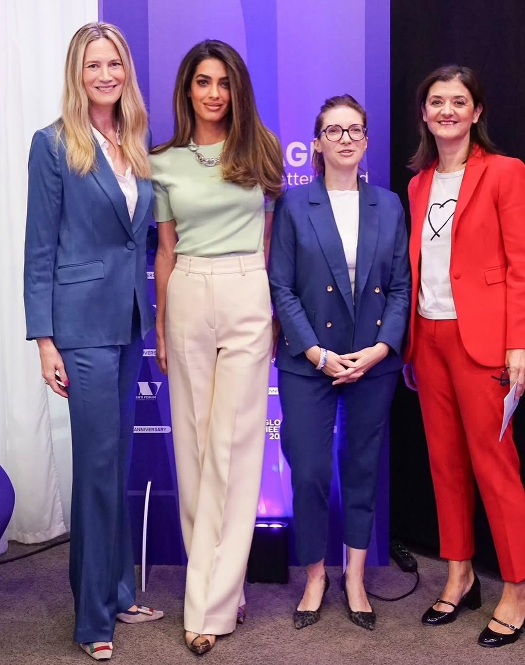 Η Αμάλ Κλούνε"ι επέλεξε ένα ψηλόμεσο παντελόνι σε απαλό κρεμ χρώμα/ Φωτογραφία: Instagram/ @dimitrishair