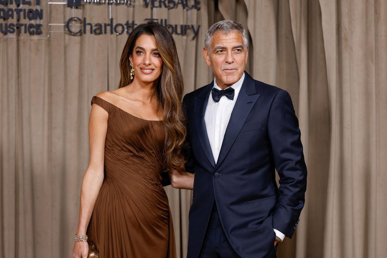 H Αμάλ Κλούνεϊ με τη δημιουργία Atelier Versace μαζί με τον Τζορτζ Κλούνεϊ/ Φωτογραφία: AP