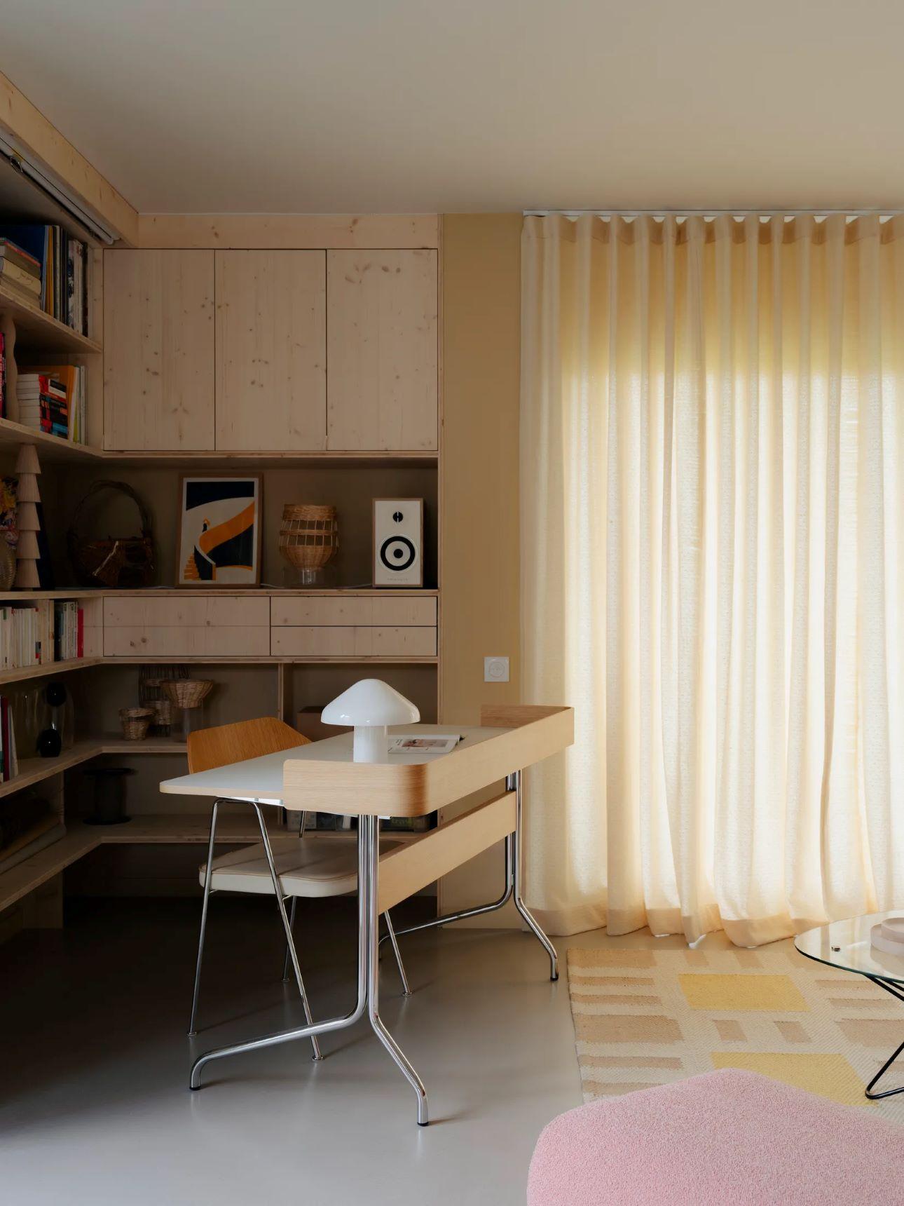 Η ξυλουργική κατασκευή αγκαλιάζει τη γωνιά με συρτάρια και ράφια/ Φωτογραφία: Instagram/ @petitjour.architecture 