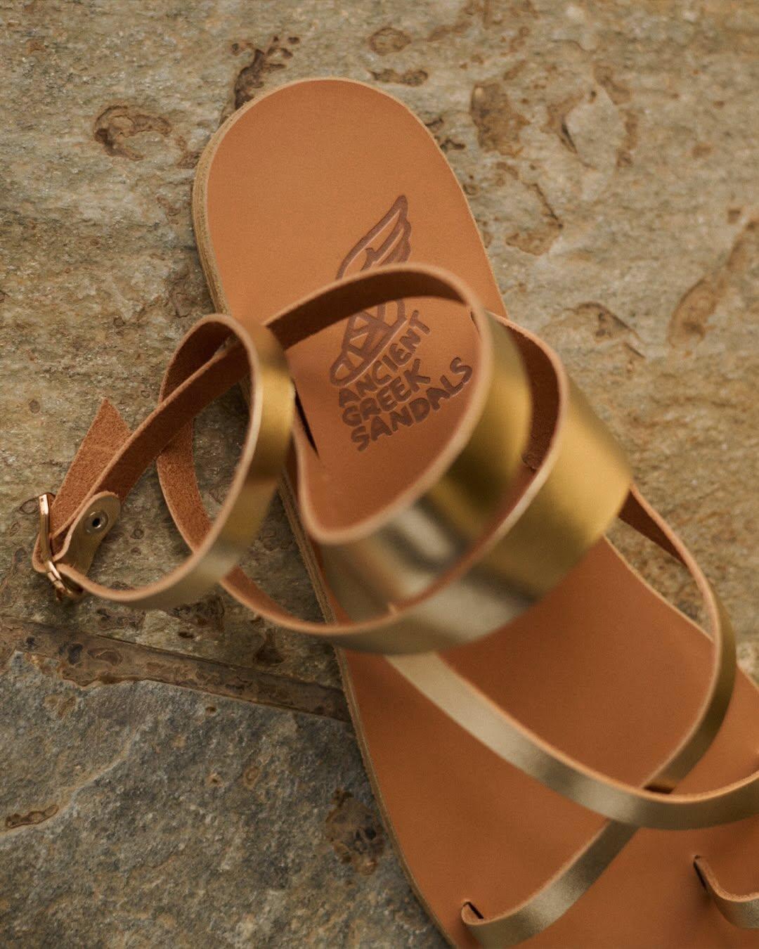  Τα Ancient Greek Sandals αντλούν την έμπνευσή τους από την αρχαιοελληνική αισθητική και το ελληνικό καλοκαίρι. 
