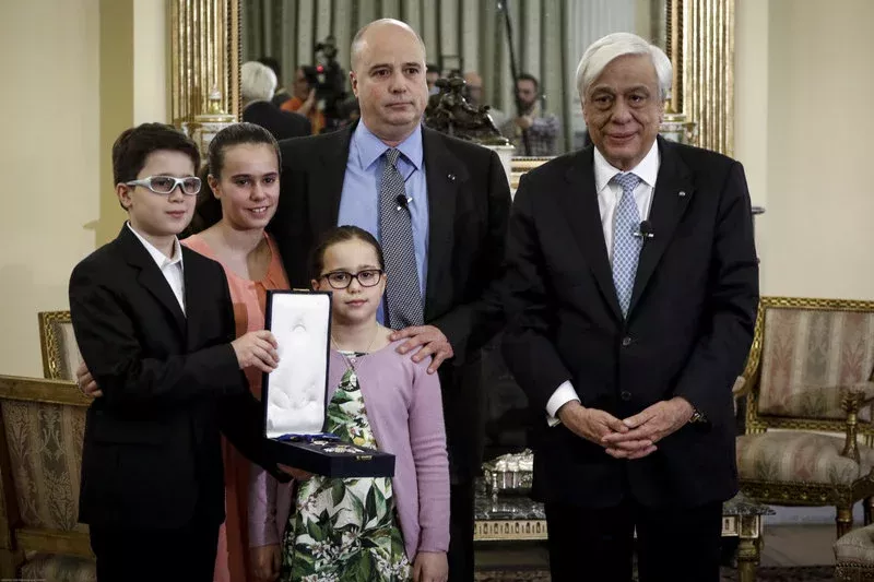 Ο Ανδρέας Δρακόπουλος με τα παιδιά του και τον Προκόπη Παυλόπουλο το 2018/ ΑΠΕ-ΜΠΕ